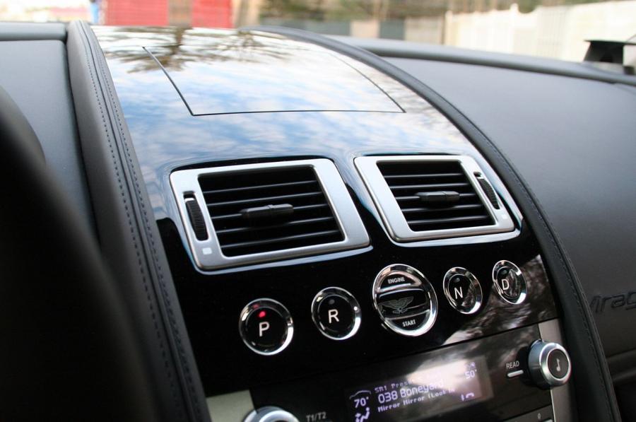 Детали интерьера Aston Martin Virage 2011 года  (NA) (фото 18 из 39)